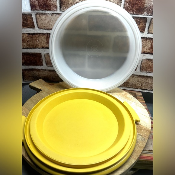 Vintage Tupperware Pie Taker  Harvest Yellow Gold - Picture 6 of 7